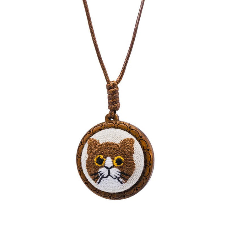 Buddha Stones Collier pendentif rond brodé « Chat des bois porte-bonheur » - Chat tigré orange - image 8