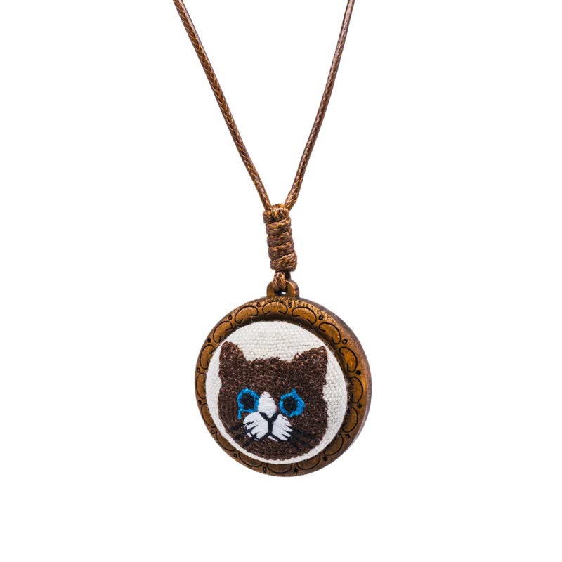 Buddha Stones Collier pendentif rond brodé « Chat des bois porte-bonheur » - Chat vache - image 11