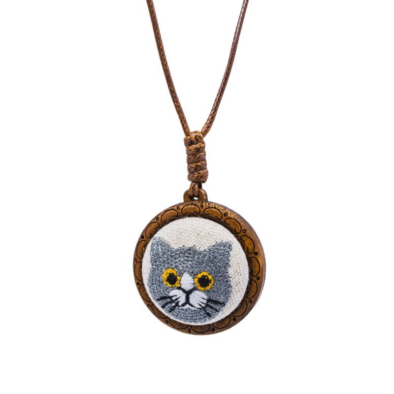Buddha Stones Collier pendentif rond brodé « Chat des bois porte-bonheur » - Chat bleu - image 7