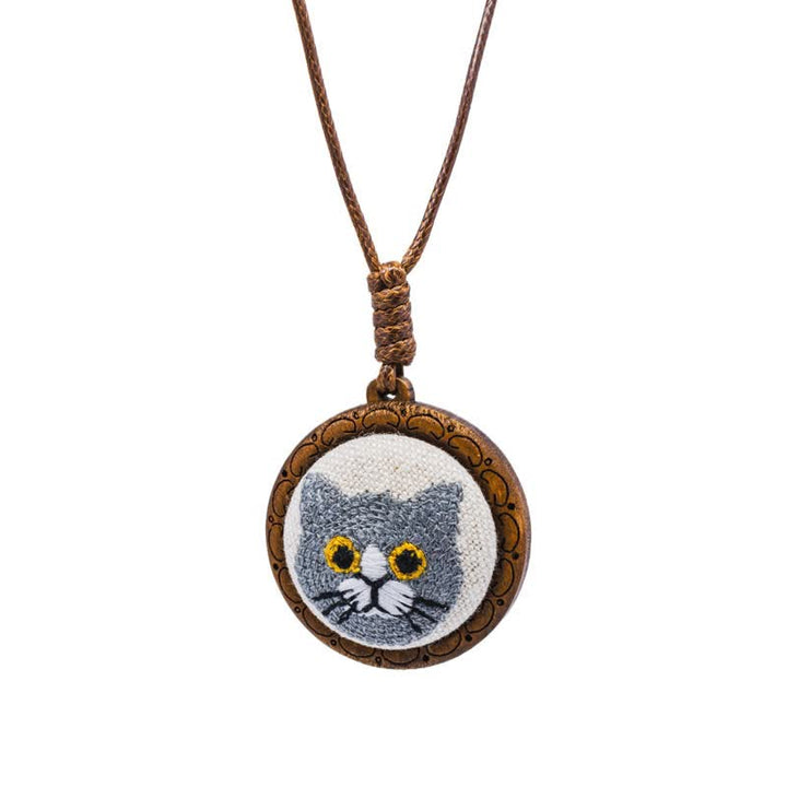 Buddha Stones Collier pendentif rond brodé « Chat des bois porte-bonheur » - Chat bleu - image 7