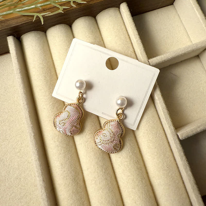 Buddha Stones Boucles d'oreilles pendantes artisanales Song Brocade Pearl Gourde Healing Stud Stud Earrings - Rose (même teinte – motif variable) - image 3