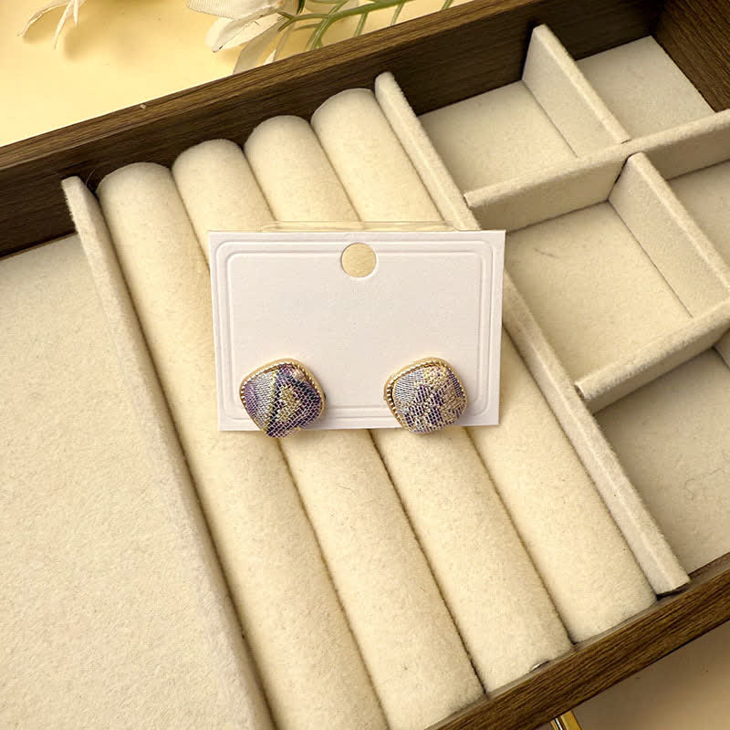 Buddha Stones Boucles d'oreilles carrées géométriques de protection en brocart Song fait main - Violet clair (même teinte – motif variable) - image 2