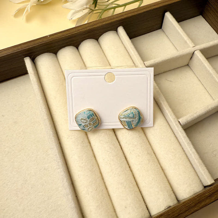 Buddha Stones Boucles d'oreilles carrées géométriques de protection en brocart Song fait main - Bleu (même teinte – motif variable) - image 3
