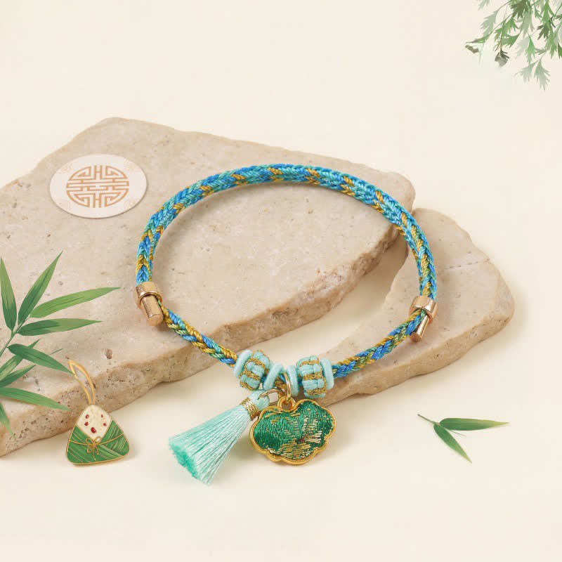 Buddha Stones Bracelet porte-bonheur en brocart vert Song à cinq couleurs tissé à la main, avec breloque pomme Zongzi et cadenas chinois. - Breloque cadenas chinois (même ton – motif variable) - image 7