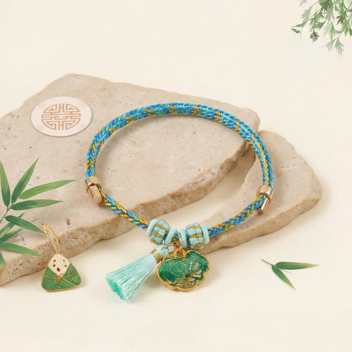 Buddha Stones Bracelet porte-bonheur en brocart vert Song à cinq couleurs tissé à la main, avec breloque pomme Zongzi et cadenas chinois. - Breloque cadenas chinois (même ton – motif variable) - image 7