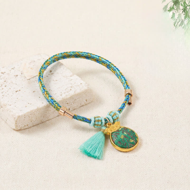 Buddha Stones Bracelet porte-bonheur en brocart vert Song à cinq couleurs tissé à la main, avec breloque pomme Zongzi et cadenas chinois. - Sac à argent (même ton – motif variable) - image 13