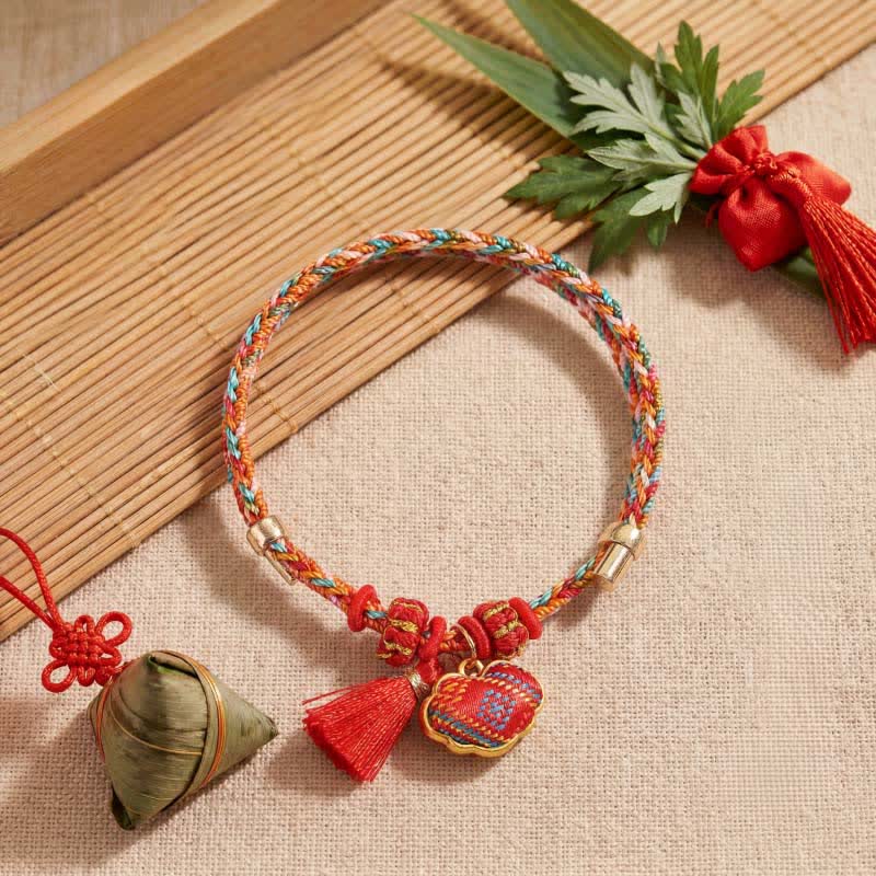 Buddha Stones Bracelet tressé Zongzi en brocart rouge Song rouge à cinq couleurs, porte-bonheur, avec breloque cadenas chinois, pomme, bourse et calebasse. - Breloque cadenas chinois (même ton – motif variable) - image 0
