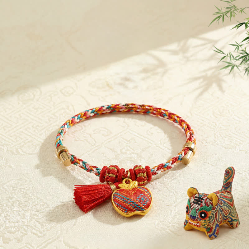 Buddha Stones Bracelet tressé Zongzi en brocart rouge Song rouge à cinq couleurs, porte-bonheur, avec breloque cadenas chinois, pomme, bourse et calebasse. - Pomme (même teinte – motif variable) - image 23