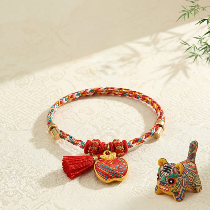 Buddha Stones Bracelet tressé Zongzi en brocart rouge Song rouge à cinq couleurs, porte-bonheur, avec breloque cadenas chinois, pomme, bourse et calebasse. - Pomme (même teinte – motif variable) - image 23