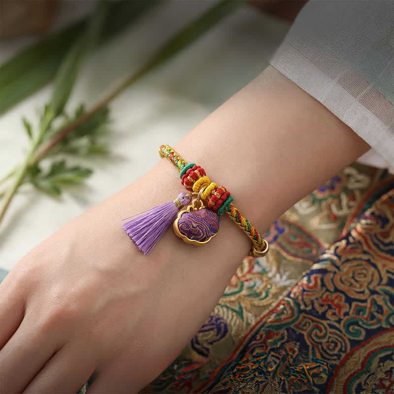 Buddha Stones Bracelet ajustable en brocart violet à cinq couleurs, orné d'un cadenas chinois et d'un pendentif porte-bonheur en forme de pomme, de calebasse ou de zongzi, tissé à la main. - image 4