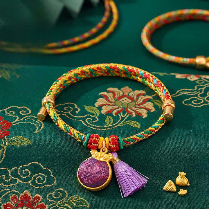 Buddha Stones Bracelet ajustable en brocart violet à cinq couleurs, orné d'un cadenas chinois et d'un pendentif porte-bonheur en forme de pomme, de calebasse ou de zongzi, tissé à la main. - Sac à argent (même ton – motif variable) - image 15
