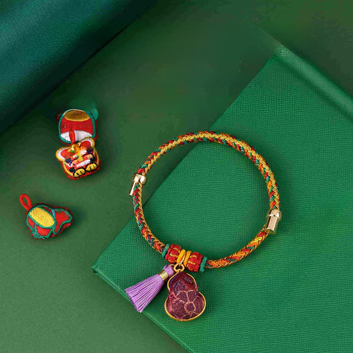 Buddha Stones Bracelet ajustable en brocart violet à cinq couleurs, orné d'un cadenas chinois et d'un pendentif porte-bonheur en forme de pomme, de calebasse ou de zongzi, tissé à la main. - Courge (même teinte – motif variable) - image 16