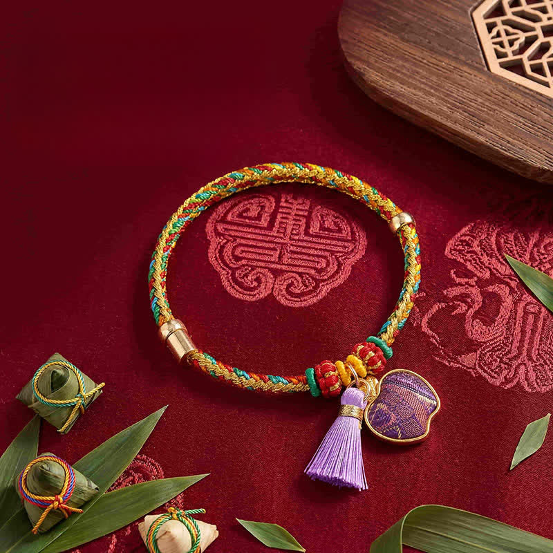Buddha Stones Bracelet ajustable en brocart violet à cinq couleurs, orné d'un cadenas chinois et d'un pendentif porte-bonheur en forme de pomme, de calebasse ou de zongzi, tissé à la main. - Pomme (même teinte – motif variable) - image 18