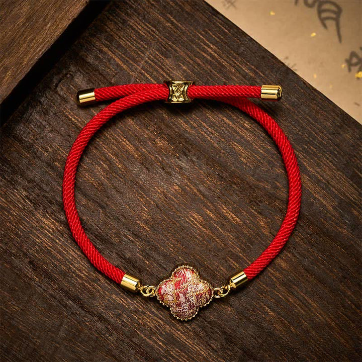 Buddha Stones Bracelet porte-bonheur en brocart à quatre feuilles et fil rouge - Brocart Song (Même ton de couleur – motif variable) - image 0