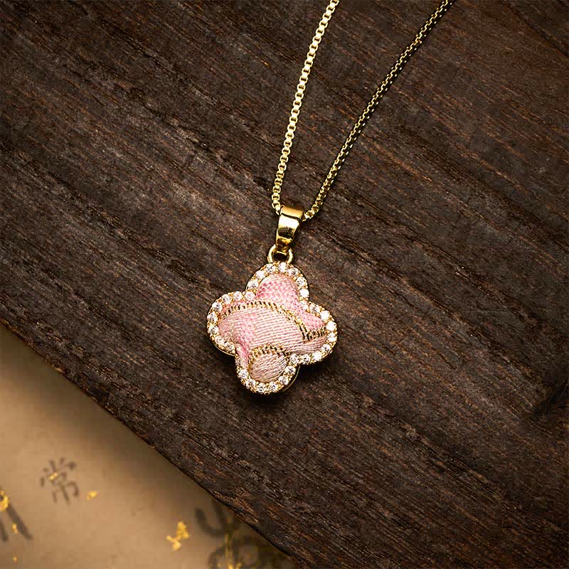 Buddha Stones Collier Harmonic Connection en brocart rose incrusté d'un cœur rotatif en cuivre et d'un trèfle à quatre feuilles - Trèfle à quatre feuilles (même teinte – motif variable) - image 0