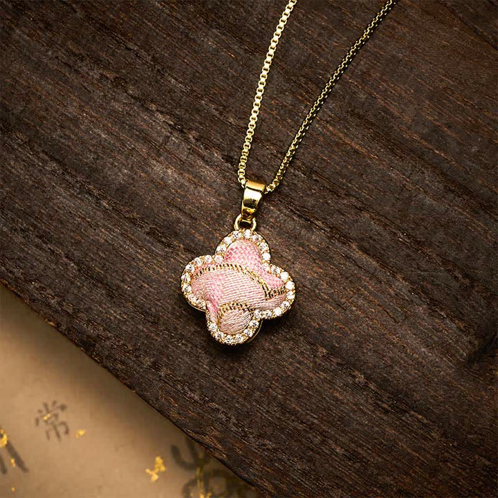 Buddha Stones Collier Harmonic Connection en brocart rose incrusté d'un cœur rotatif en cuivre et d'un trèfle à quatre feuilles - Trèfle à quatre feuilles (même teinte – motif variable) - image 0