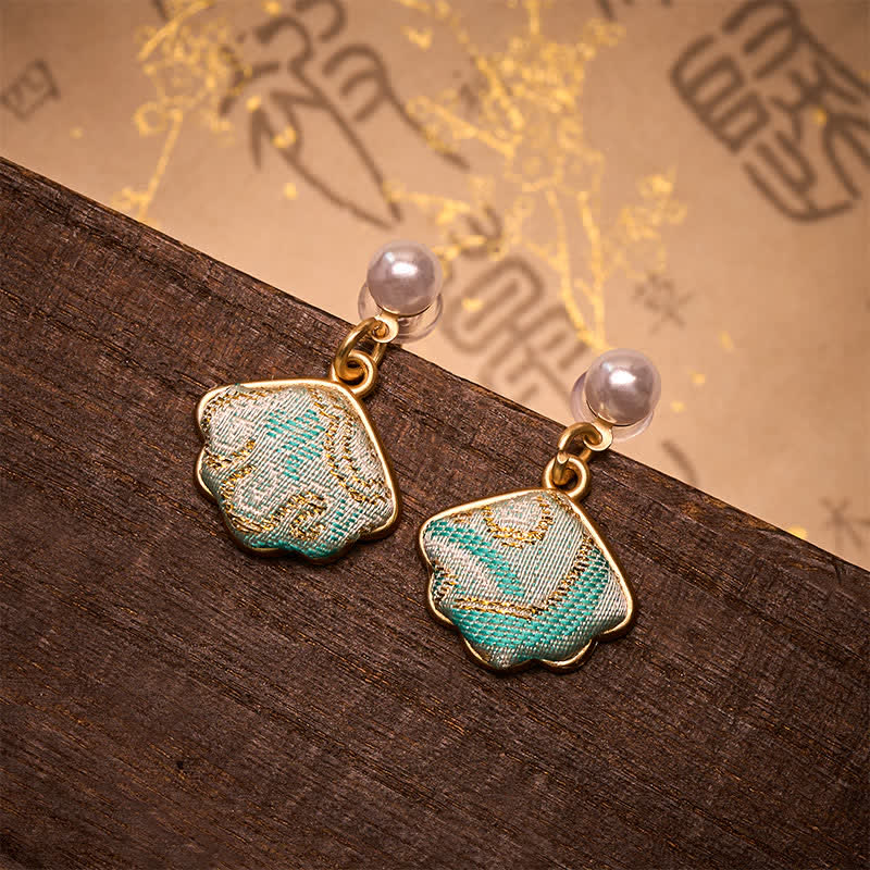 Buddha Stones Boucles d'oreilles chinoises Pearl Song en brocart en forme de feuille, style équilibre - Feuille (même teinte – motif variable) - image 0
