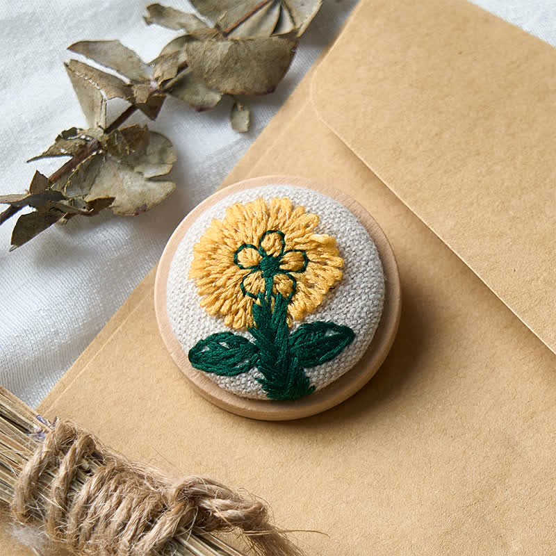 Buddha Stones Broche ronde en tissu faite main avec fleur, symbole d'ancrage - image 3