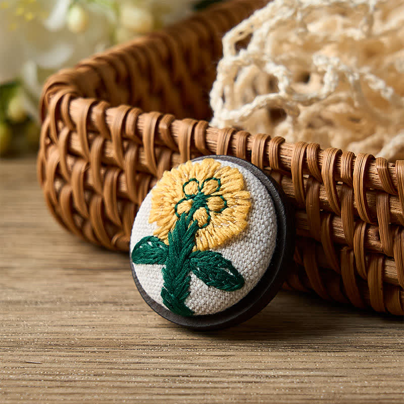 Buddha Stones Broche ronde en tissu faite main avec fleur, symbole d'ancrage - Marguerite - Foncée - image 8