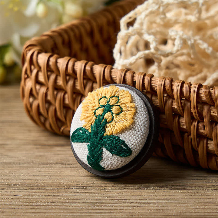 Buddha Stones Broche ronde en tissu faite main avec fleur, symbole d'ancrage - Marguerite - Foncée - image 8