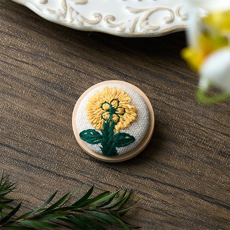 Buddha Stones Broche ronde en tissu faite main avec fleur, symbole d'ancrage - image 1