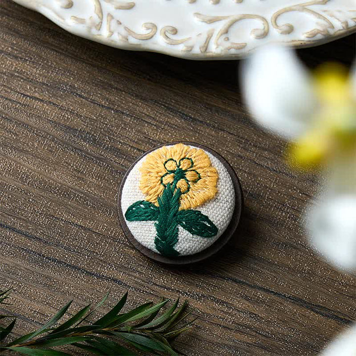 Buddha Stones Broche ronde en tissu faite main avec fleur, symbole d'ancrage - image 9