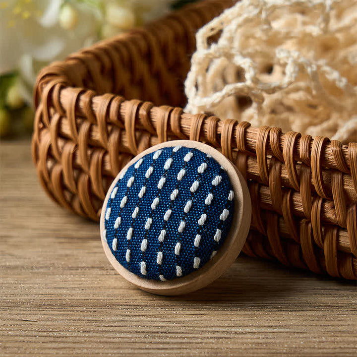 Buddha Stones Broche ronde en tissu faite main avec fleur, symbole d'ancrage - Mizi - Lumière - image 13