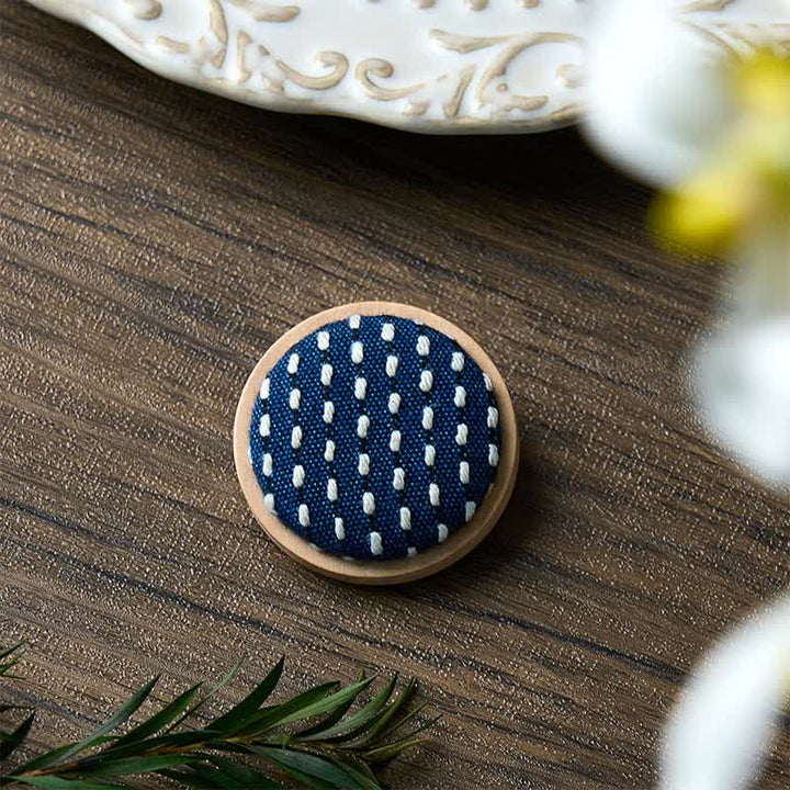Buddha Stones Broche ronde en tissu faite main avec fleur, symbole d'ancrage - image 14