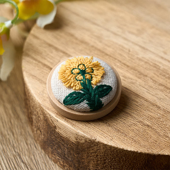 Buddha Stones Broche ronde en tissu faite main avec fleur, symbole d'ancrage - image 2