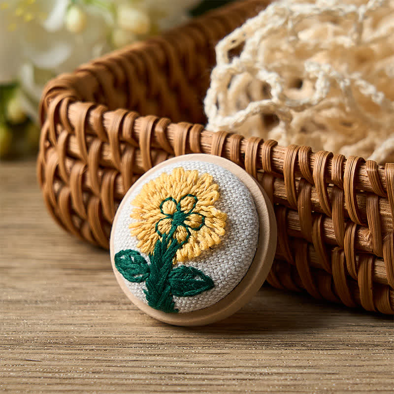 Buddha Stones Broche ronde en tissu faite main avec fleur, symbole d'ancrage - Marguerite - Lumière - image 0