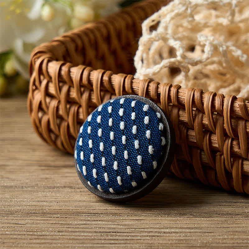 Buddha Stones Broche ronde en tissu faite main avec fleur, symbole d'ancrage - Mizi - Sombre - image 18