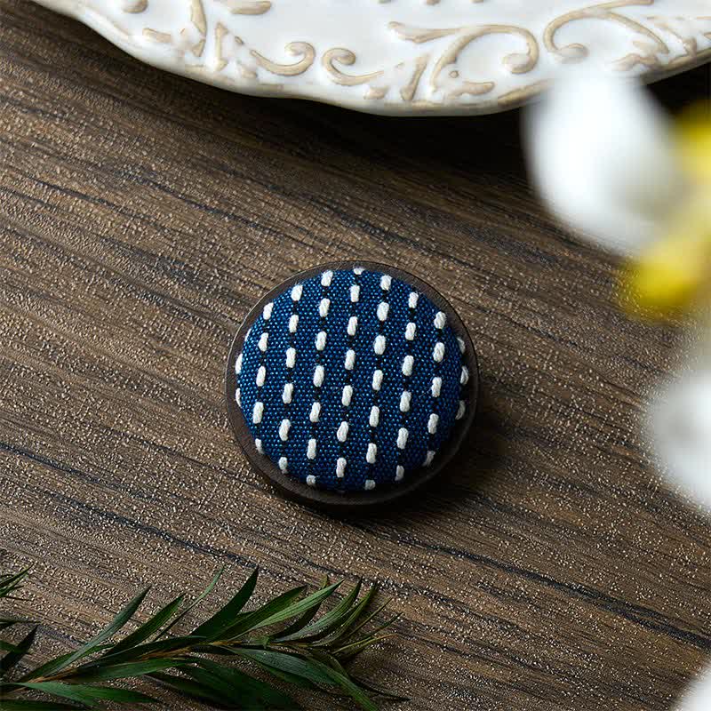Buddha Stones Broche ronde en tissu faite main avec fleur, symbole d'ancrage - image 19