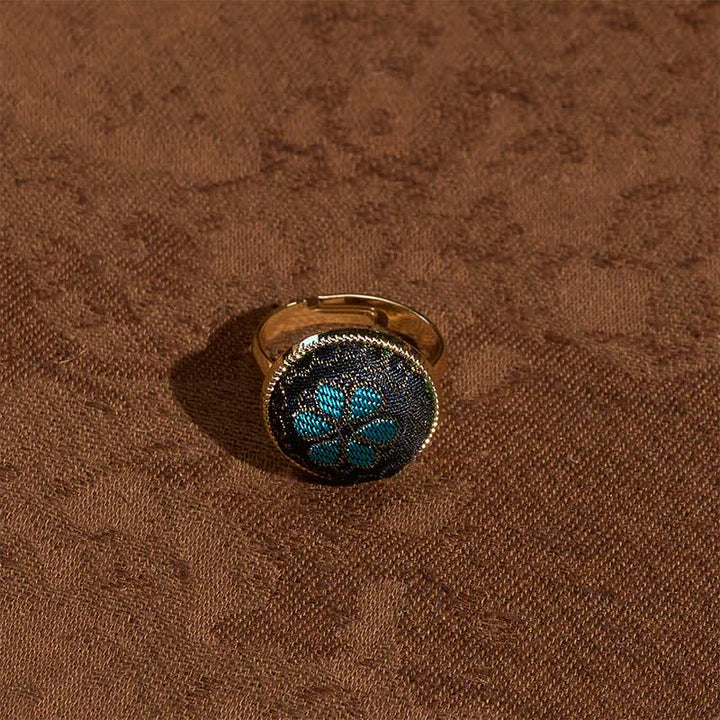 Buddha Stones Bague ronde ajustable en brocart à motif floral fait main, ornée d'un symbole de bénédiction - image 3