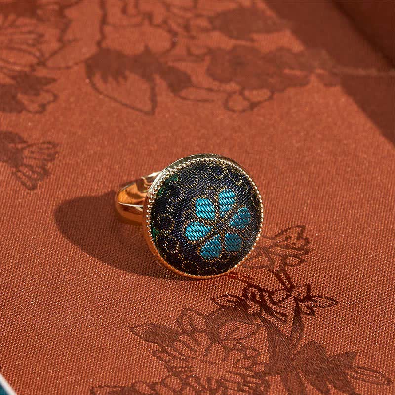 Buddha Stones Bague ronde ajustable en brocart à motif floral fait main, ornée d'un symbole de bénédiction - image 1