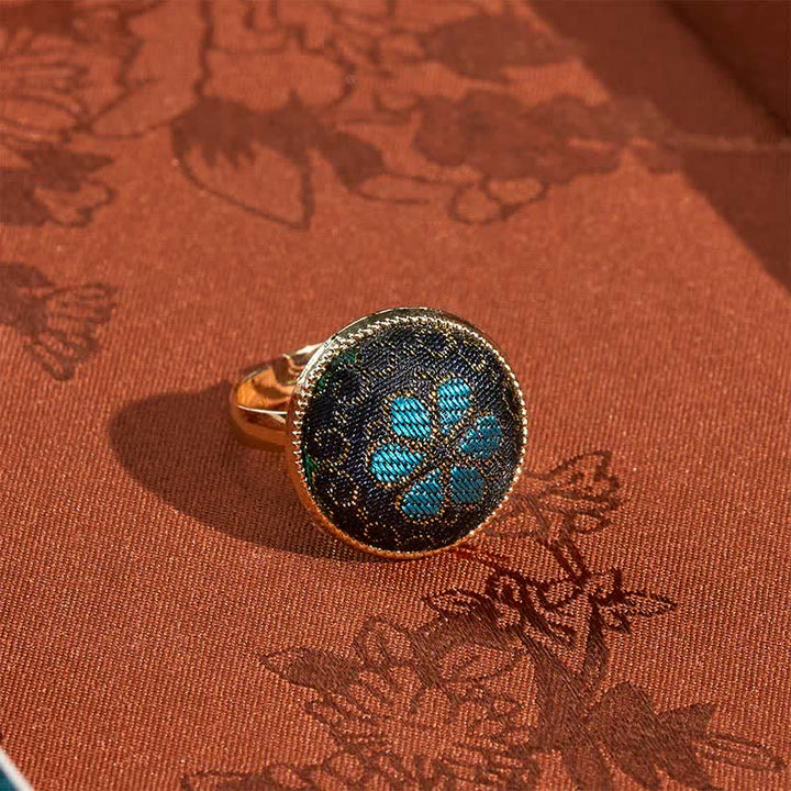 Buddha Stones Bague ronde ajustable en brocart à motif floral fait main, ornée d'un symbole de bénédiction - image 1
