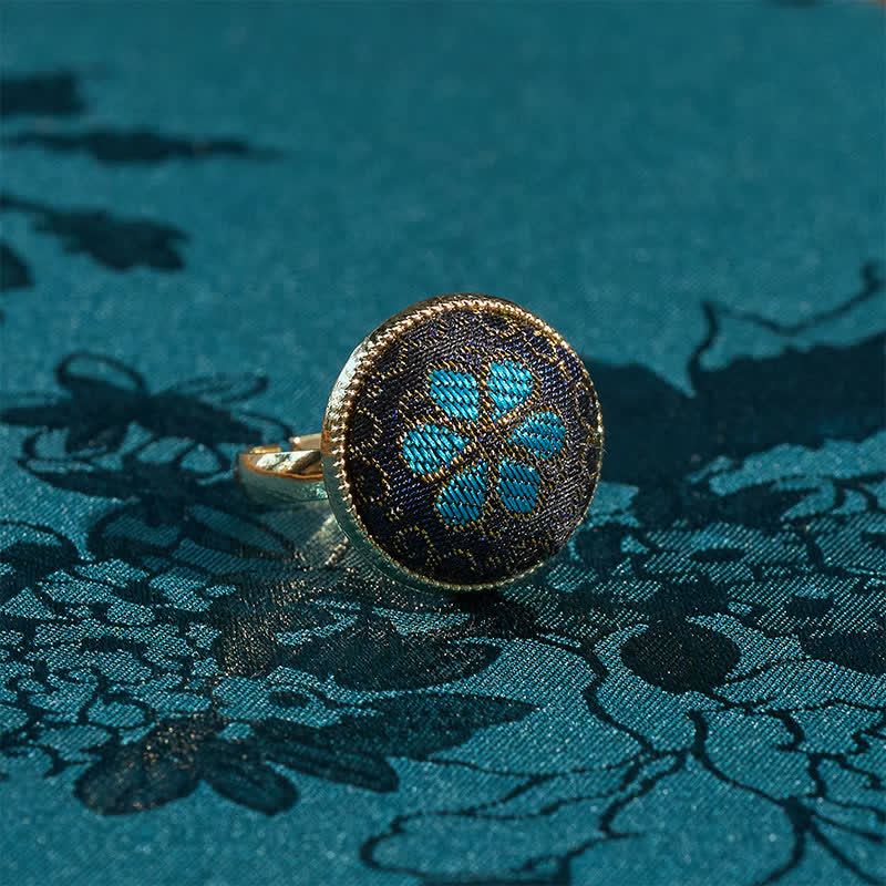 Buddha Stones Bague ronde ajustable en brocart à motif floral fait main, ornée d'un symbole de bénédiction - Noir Bleu (Même teinte – motif variable) - Réglable - image 0