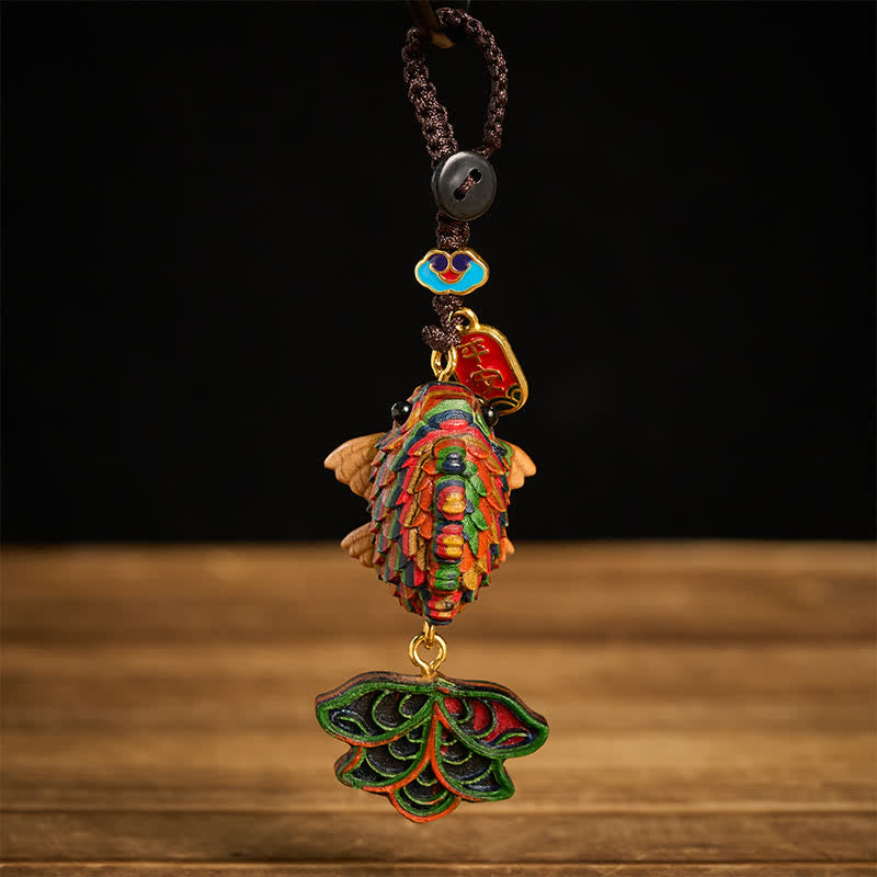 Buddha Stones Porte-clés porte-bonheur sculptés à la main en eucalyptus arc-en-ciel, représentant des carpes koï colorées et symbole de richesse - image 1