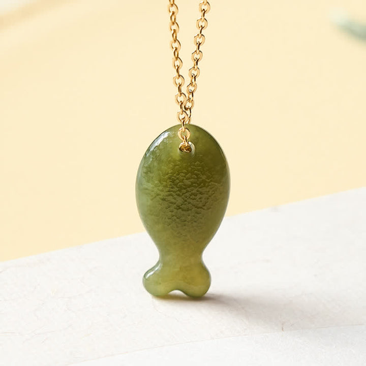 Buddha Stones Collier pendentif Jade Little Fish Luck sculpté à la main - Jade naturel (la couleur peut varier) - Argent sterling 925 (Bénédiction ♥ Calme) - Vert clair - image 0