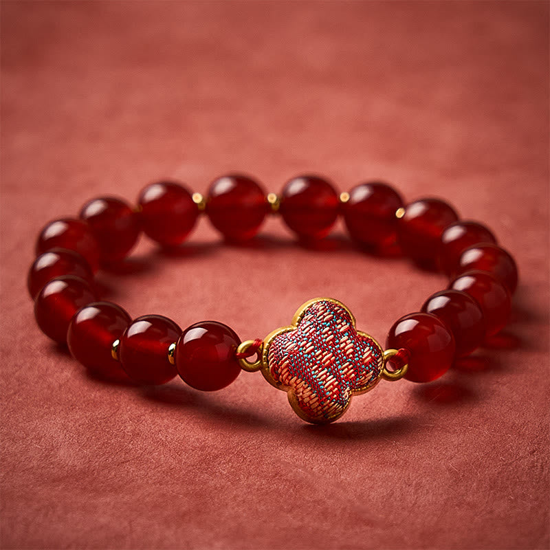Buddha Stones Bracelet à breloques en agate rouge, brocart, trèfle à quatre feuilles et trèfle à quatre feuilles, porte-bonheur - Agate rouge (même teinte – motif variable) - image 0