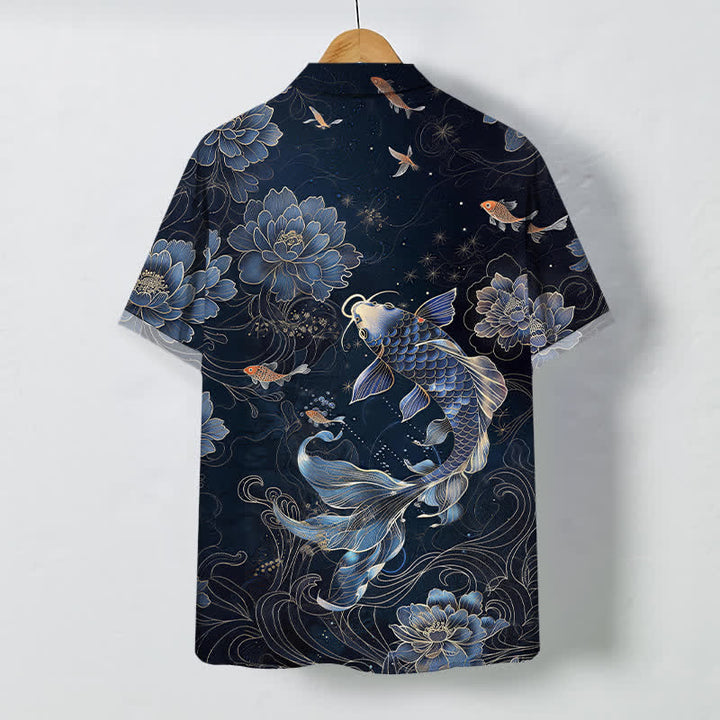 Buddha Stones Chemise à manches courtes respirante pour homme, à boutons et motif lotus et carpes koï bleues - image 1