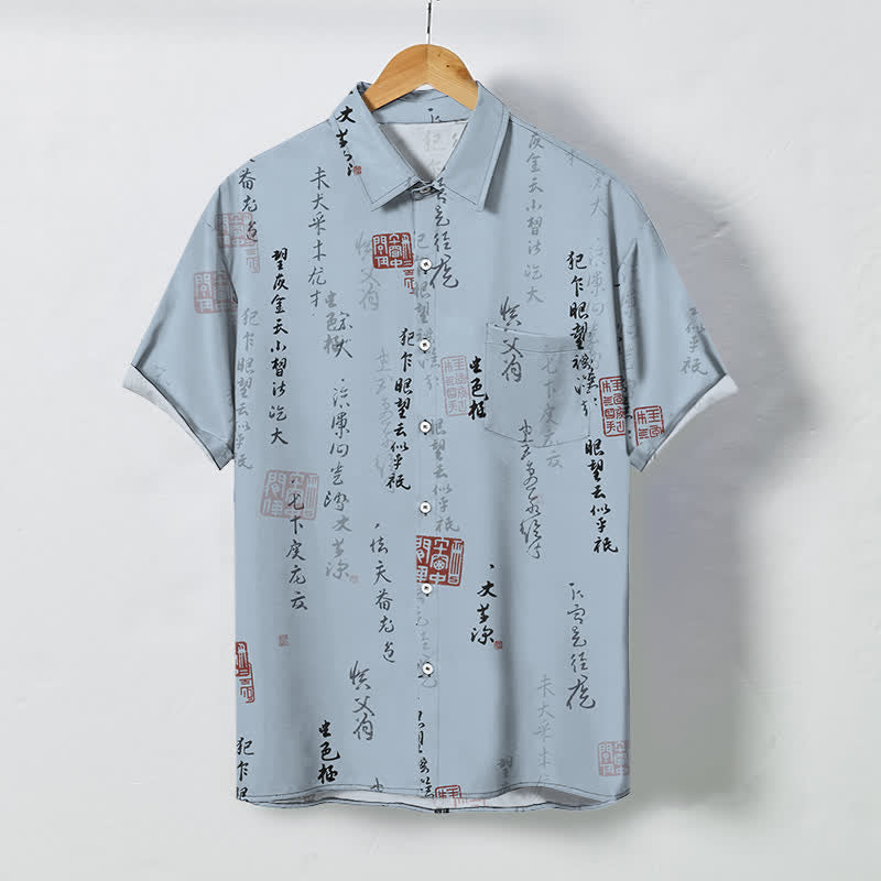 Buddha Stones Chemise à manches courtes respirante pour homme, ornée de boutons à motif de sceau rouge calligraphié chinois - Bleu acier clair - US/UK/AU48，EU58 (4XL) - image 0