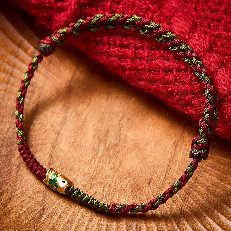 Buddha Stones Bracelet de cheville porte-bonheur en cordelette tressée rouge et verte colorée représentant des carpes koï - image 1