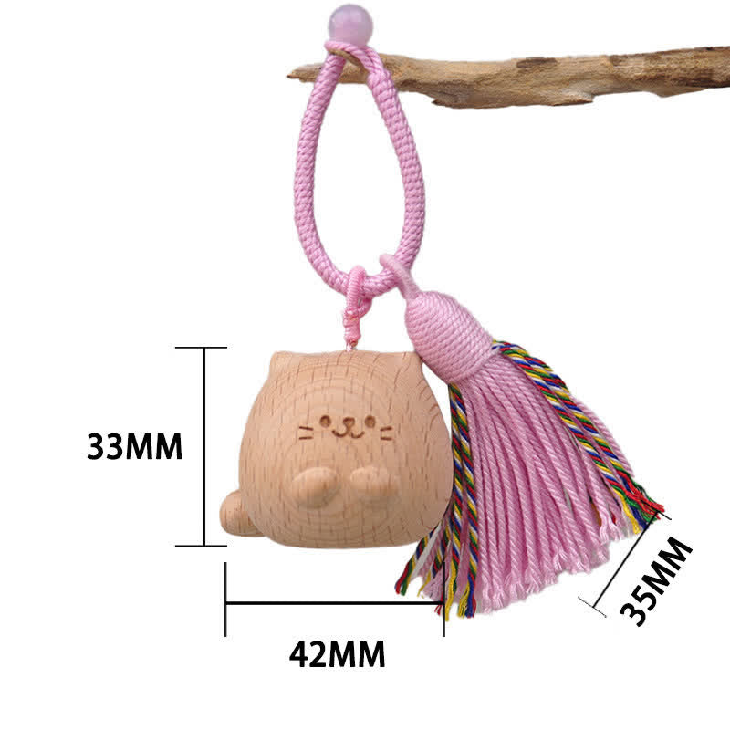 Buddha Stones Porte-clés porte-bonheur en bois clair sculpté à la main avec pompon chat, symbole d'ancrage - Chat rose potelé - image 1
