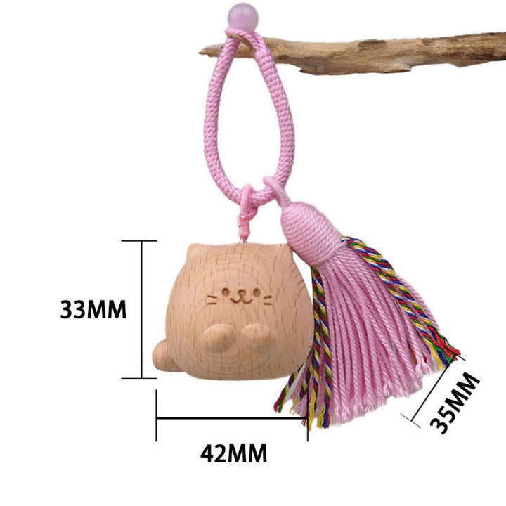 Buddha Stones Porte-clés porte-bonheur en bois clair sculpté à la main avec pompon chat, symbole d'ancrage - Chat rose potelé - image 1