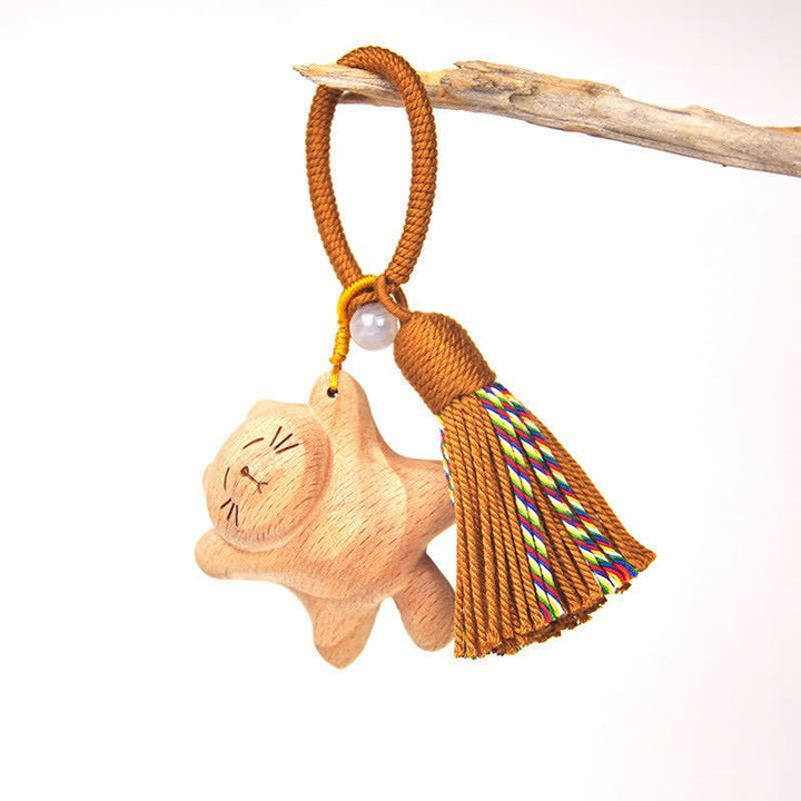 Buddha Stones Porte-clés porte-bonheur en bois clair sculpté à la main avec pompon chat, symbole d'ancrage - Chat brun couché - image 24