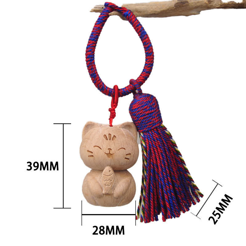 Buddha Stones Porte-clés porte-bonheur en bois clair sculpté à la main avec pompon chat, symbole d'ancrage - Chat magenta mangeant du poisson - image 16