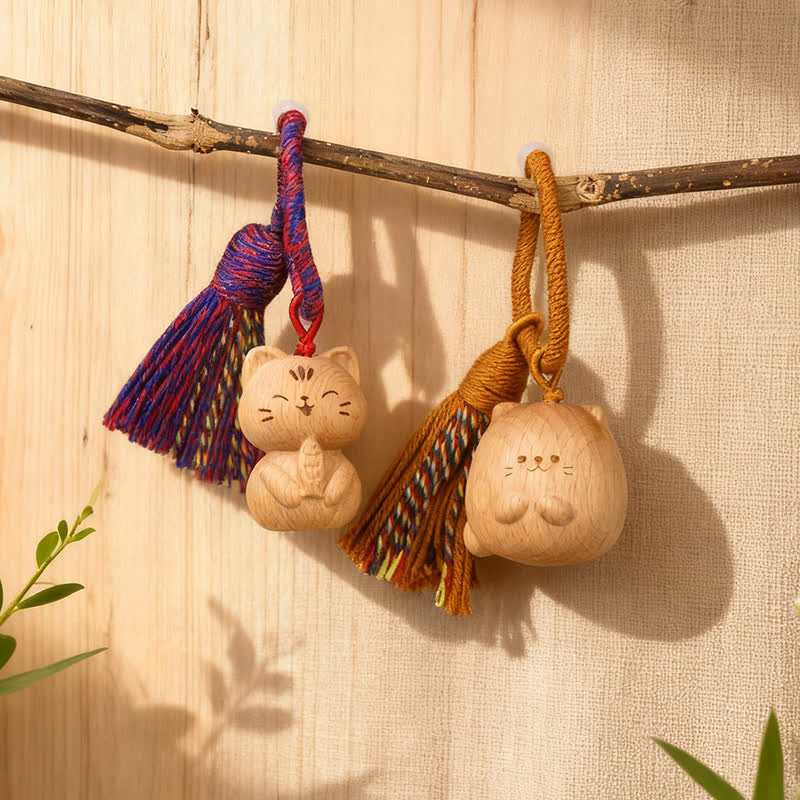 Buddha Stones Porte-clés porte-bonheur en bois clair sculpté à la main avec pompon chat, symbole d'ancrage - image 0