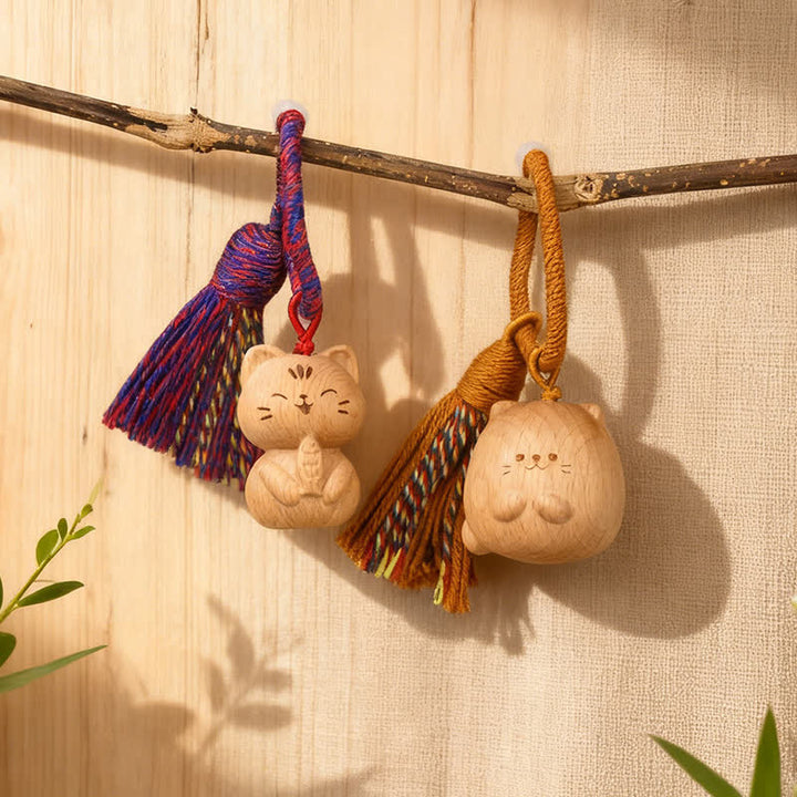 Buddha Stones Porte-clés porte-bonheur en bois clair sculpté à la main avec pompon chat, symbole d'ancrage - image 0