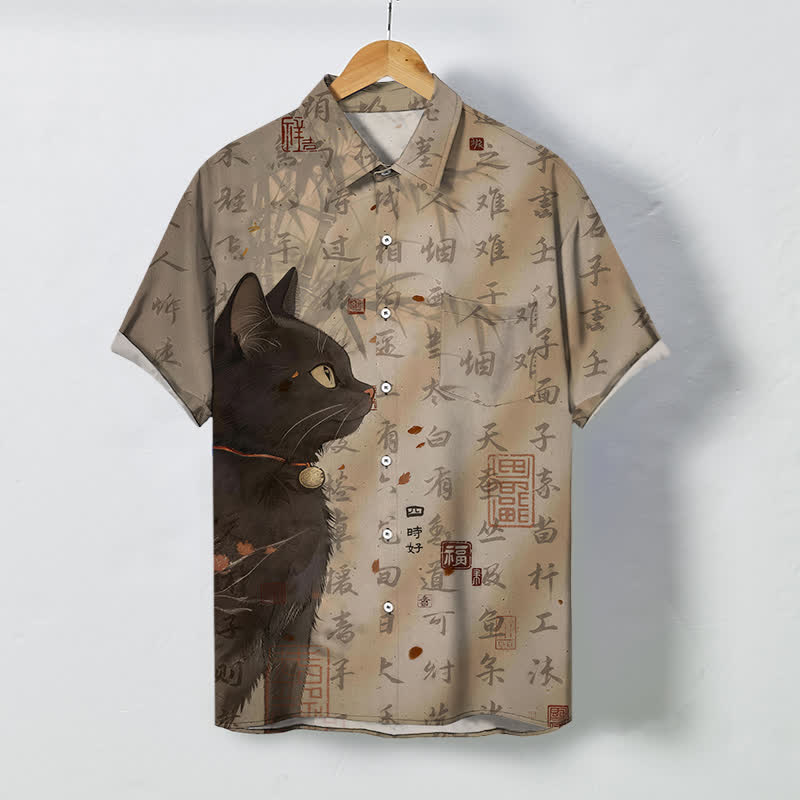 Buddha Stones Chemise à manches courtes respirante pour homme avec boutons à motif de sceau calligraphié chat noir - Tanné - US/UK/AU48，EU58 (4XL) - image 0