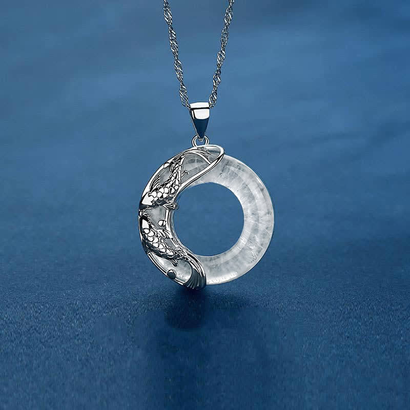 Buddha Stones Collier pendentif rond en quartz clair représentant une carpe koï porte-bonheur et une boucle de la paix - image 2